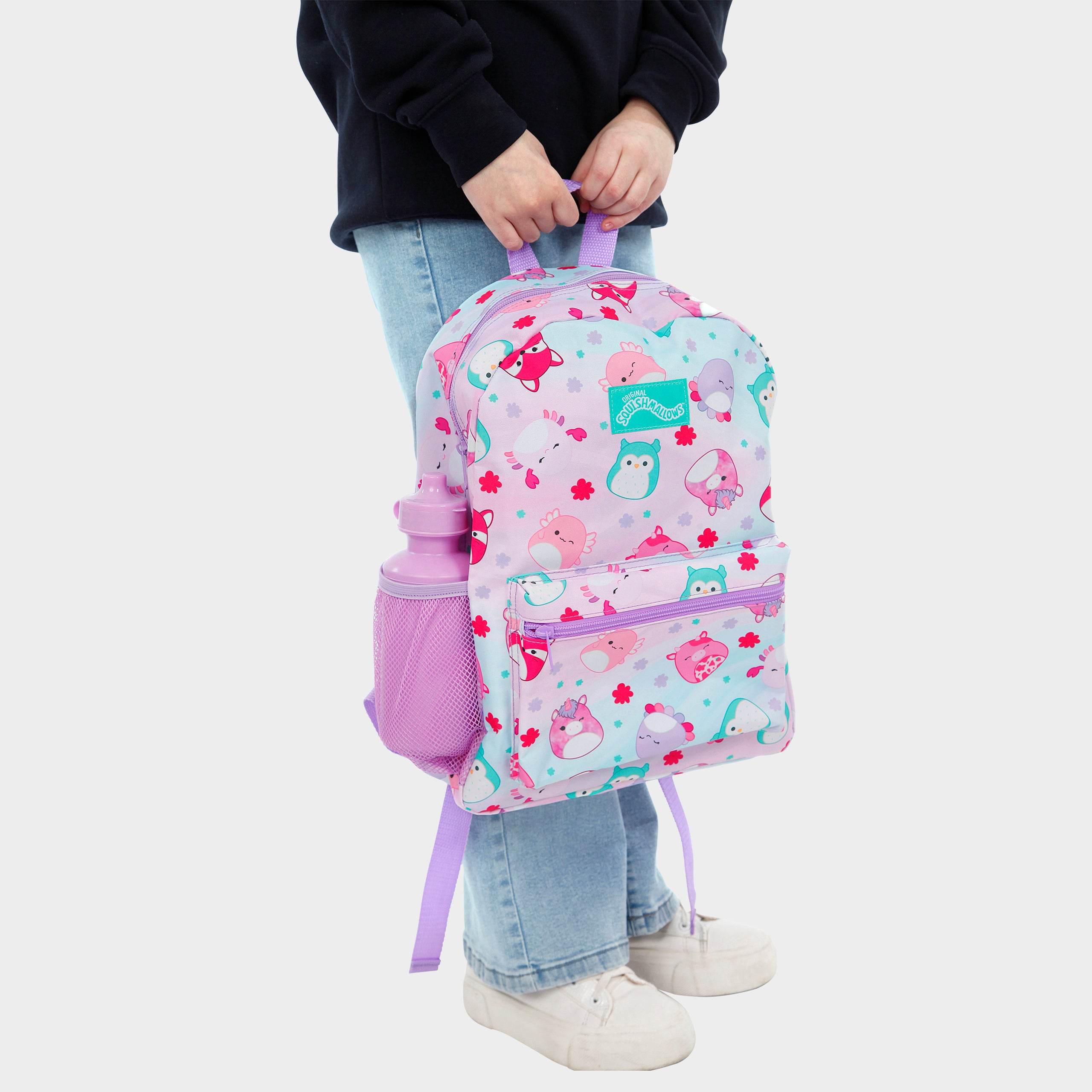 Squishmallows Meisjesrugzak | 4-delige schooltassenset met lunchtas, waterfles en etui | Paars Squishmallows-ontwerp voor knuffelliefhebbers | Accessoires voor georganiseerde schooldagen Squishmallows Meisjesrugzak | 4-delige schooltassenset met lunchtas, waterfles en etui | Paars Squishmallows-ontwerp voor knuffelliefhebbers | Accessoires voor georganiseerde schooldagen