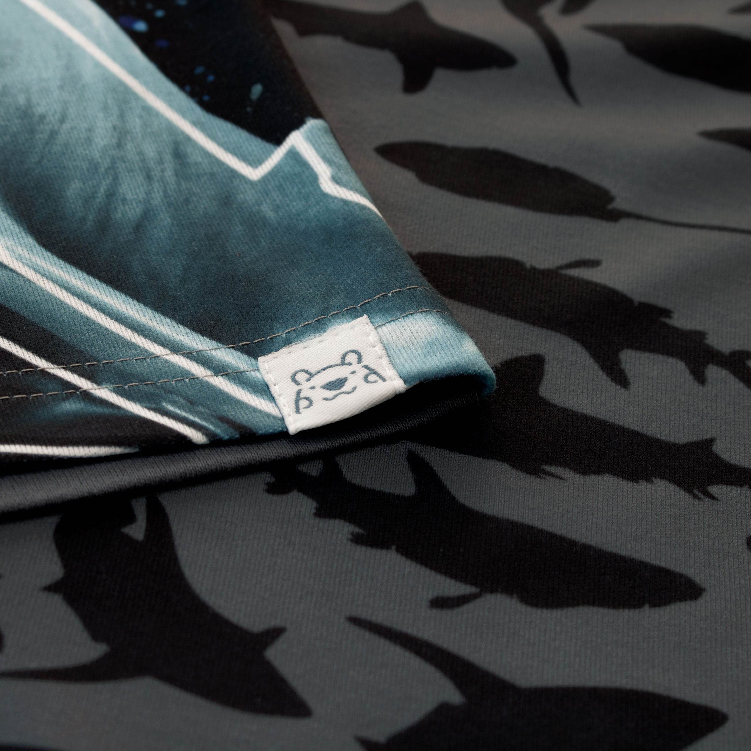 Pigiama Corto Bambino Schiesser Capt'n Sharky – Maglia A Righe Blu E Bianca Con Stampa Squalo, Pantaloni Blu. Perfetto Per Piccoli Pirati, In Morbido Jersey Di Qualità.